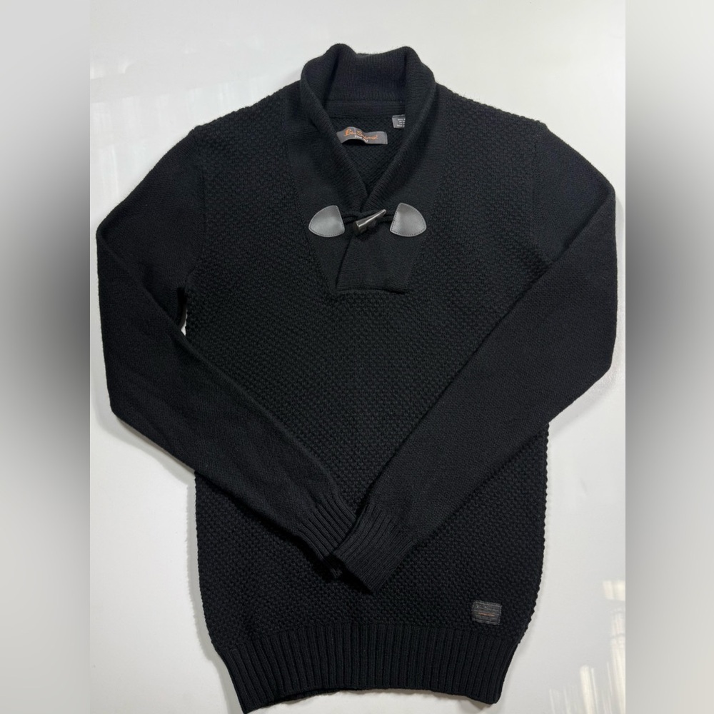 BEN SHERMAN 100% WOOL Black V-Neck Men’s Sweater with Toggle Detail 🪾🍂